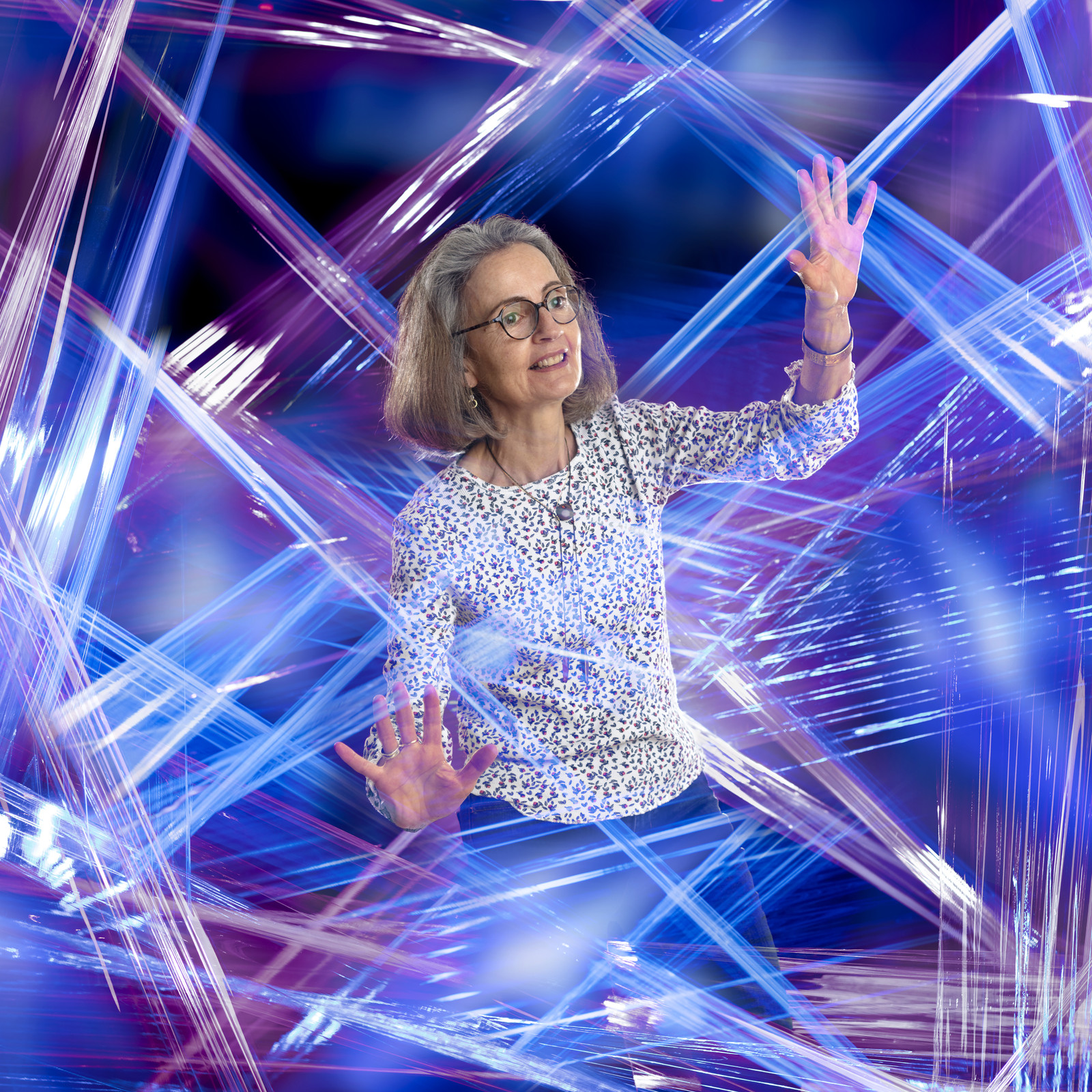 Pour survivre, le toxoplasme doit se déplacer rapidement dans ces environnements tissulaires sans être endommagé par le système de surveillance immunitaire. Son architecture polarisée et sa structure élastique lui permettent de se déformer afin de progresser malgré les obstacles plus ou moins rigides auxquels il est confronté. Avec son pôle apical qui détermine la direction du mouvement, il construit un point d’ancrage dans la matrice sur lequel il exerce une force de traction pour se glisser progressivement dans un mouvement de type ressort. Cette séquence répétée lui permet de déplacer la longueur de son corps en quelques millionièmes de seconde, une véritable performance.