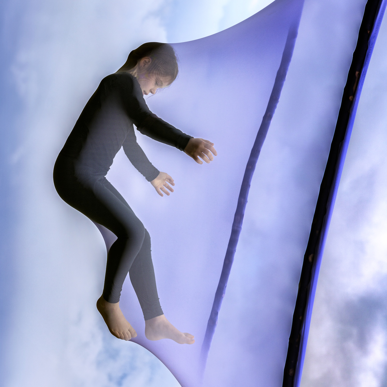 Pour rentrer dans une cellule sans y faire de dommages, le parasite étudié possède une stratégie à toute épreuve. Il injecte une sorte de porte dans la membrane de la cellule sur laquelle il s’appuie pour se propulser en forçant la membrane à former un bourgeon autour de lui. Une fois à l’intérieur, il referme cette porte derrière lui à l’aide d’un mouvement de rotation rapide de twist. Cette porte s’insère n’importe où dans la membrane et se déploie grâce à son élasticité. Le parasite n’a plus qu’à se squeezer à son tour pour passer la porte. Il joue de son élasticité et de sa souplesse pour se propulser en quelques secondes quasi incognito dans la cellule dont il aura besoin pour survivre.